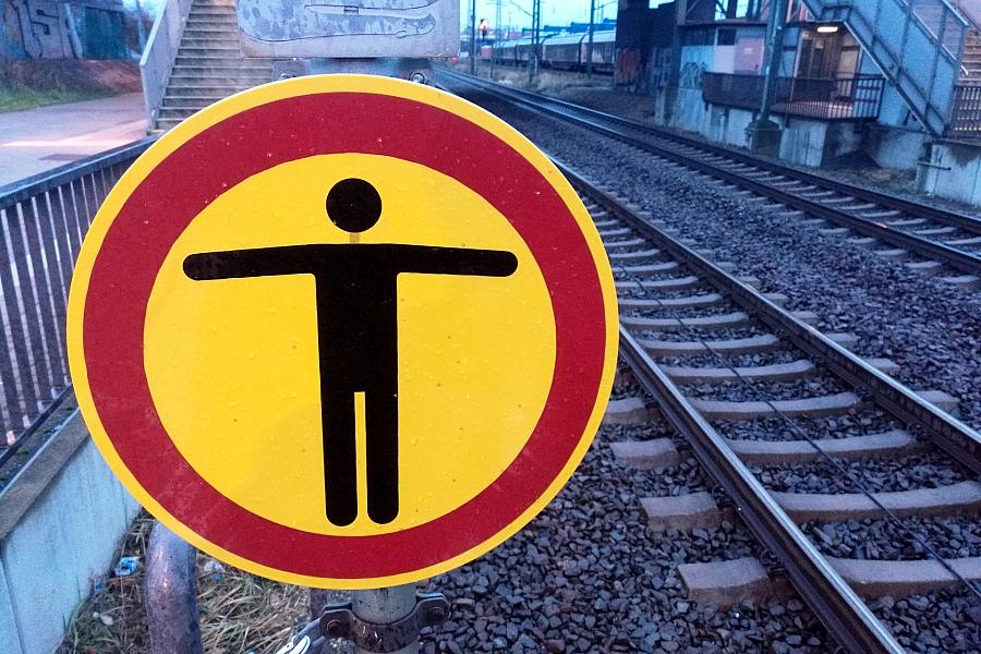 Unwetter legt Bahnverkehr zwischen Berlin und Hamburg lahm – Streckensperrung und Verspätungen