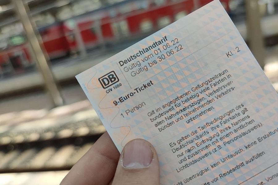 Linken-Chef Jan van Aken fordert Wiedereinführung des 9-Euro-Tickets für bezahlbaren ÖPNV