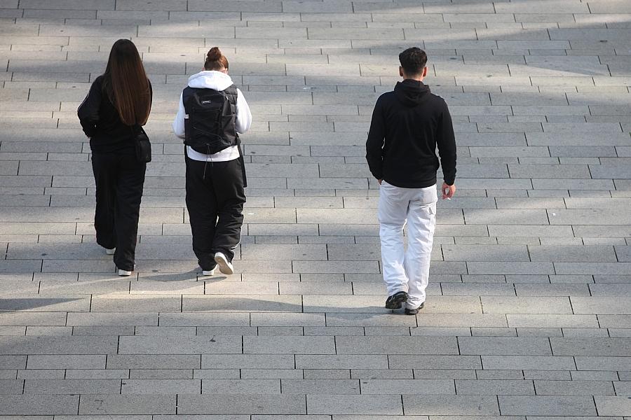 Deutsche verlassen Elternhaus früher als EU-Durchschnitt – Frauen ziehen eher aus