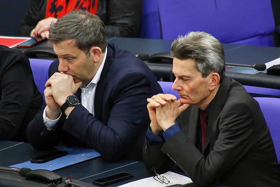 Rolf Mützenich verteidigt Friedens-Manifest und Dialog mit Russland trotz Kritik