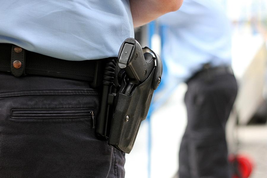 Polizei schießt auf bewaffnete Frau in Siedenbrünzow