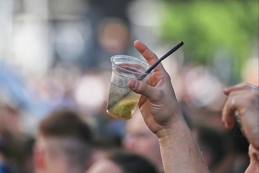 Gesundheitsminister fordern Verbot von begleitetem Alkoholkonsum