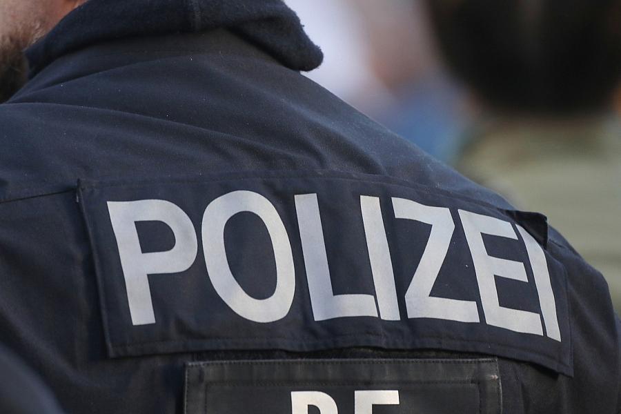 Drei Mädchen im Gleisbereich am Bahnhof Lalendorf