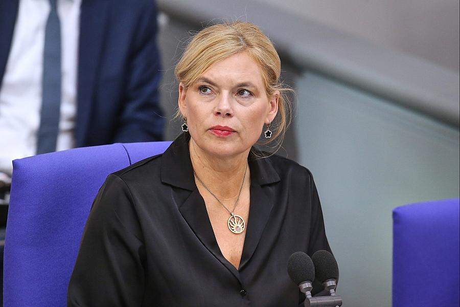 Bundestagspräsidentin Klöckner fordert angemessene Kleidung im Plenarsaal