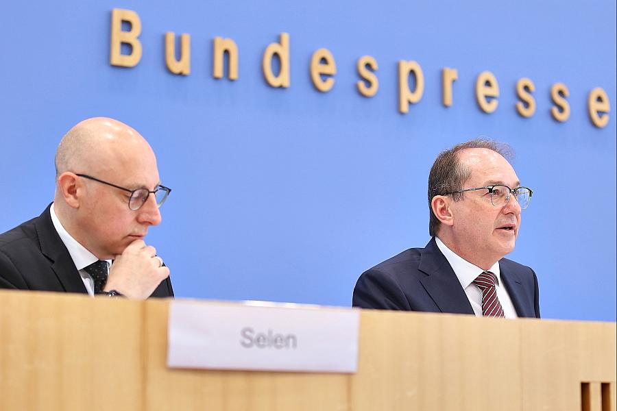 Verfassungsschutzbericht 2024: Deutlicher Anstieg rechtsextremer und linksextremer Straftaten in Deutschland