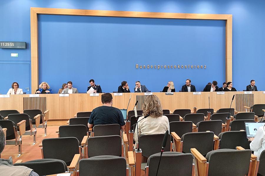 Bundesregierung will Spekulationen über US-Angriff auf Iran vor Nato-Gipfel vermeiden
