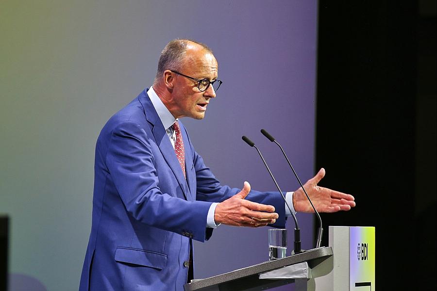 Friedrich Merz verteidigt Angriffe auf Iran und betont Bedeutung der Ukraine-Hilfe