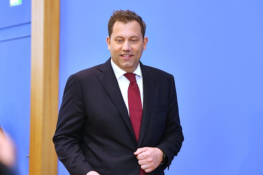 Bundesfinanzminister Klingbeil verteidigt Rekord-Neuverschuldung für Investitionen in Infrastruktur und Sicherheit