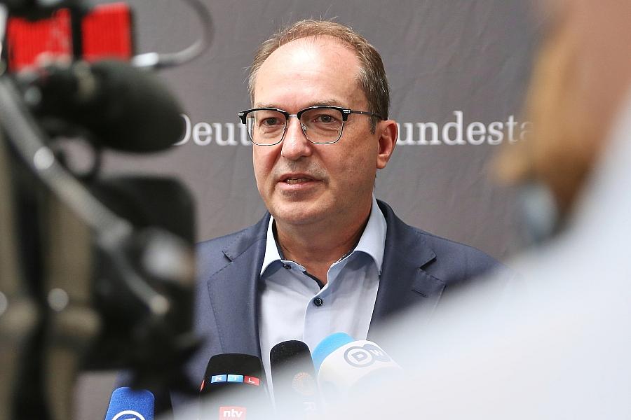 Bundesinnenminister Dobrindt fordert stärkere Kontrolle von digitalen Plattformen gegen Hasskriminalität