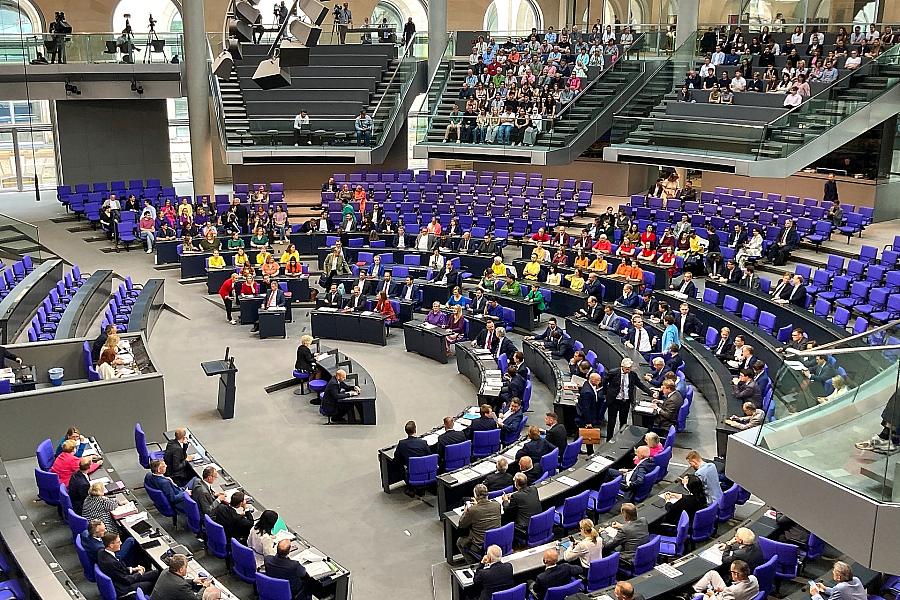 Bundestagspräsidentin Klöckner verteidigt Entscheidung gegen Regenbogenflagge am CSD