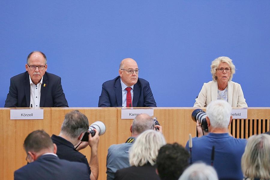 Mindestlohn steigt auf 13,90 Euro 2026 und 14,60 Euro 2027 – Kommission einigt sich einstimmig