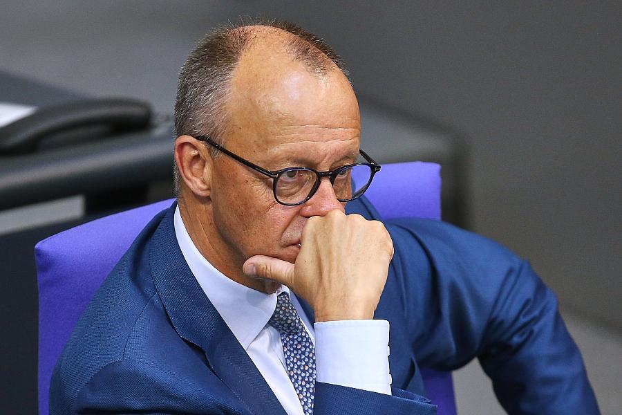 Friedrich Merz verteidigt klare Worte in der Außenpolitik und unterstützt Israels Militärschläge