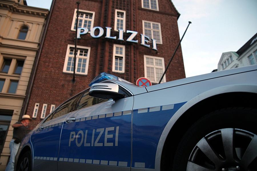 Betrunkener Autofahrer rammt Hauswand in Stralsund