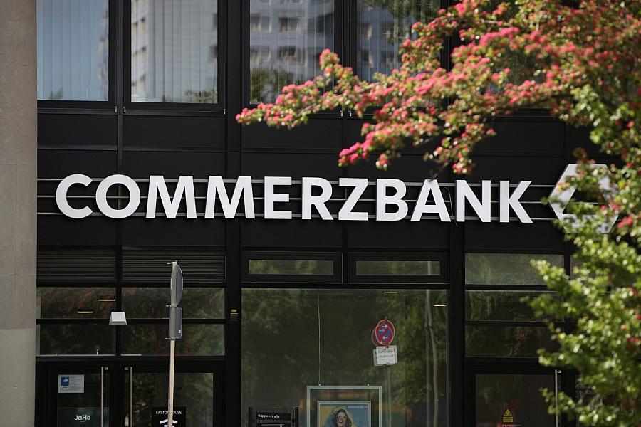 Commerzbank hält trotz Unicredit-Aktienaufstockung an Strategie fest