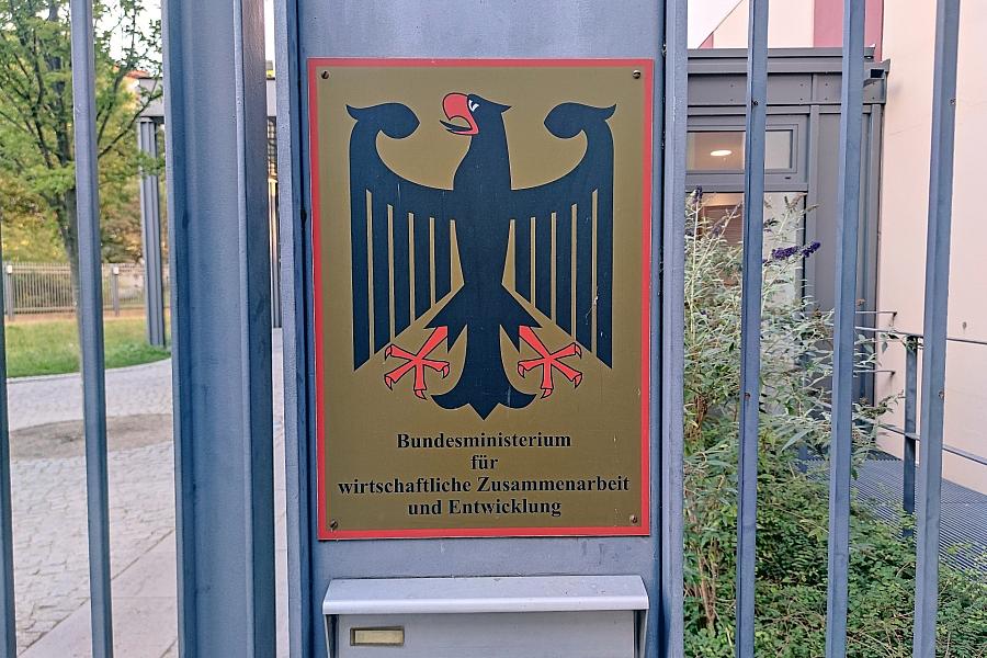 Caritas kritisiert Haushaltskürzungen bei Entwicklungshilfe – Folgen für globale Sicherheit und Klimaschutz