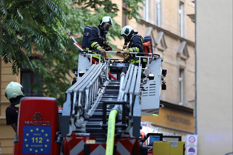 Dachstuhlbrand in Schönberg verletzt drei Bewohner