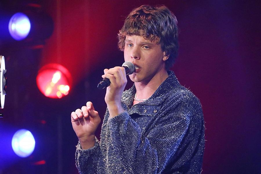 Alex Warren führt Single-Charts weiter an – Zartmann auf Rang drei