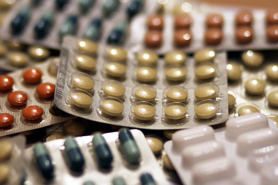 Nina Warken will Rabatte auf rezeptpflichtige Medikamente verbieten – Streit um Online-Apotheken