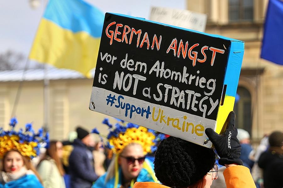 Grüne fordern mehr Ukraine-Hilfen von Merz – Warnung vor russischem Diktat