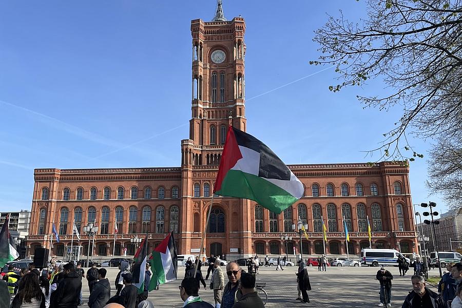 Berliner Linkspartei fordert palästinensische Flagge neben Israelflagge