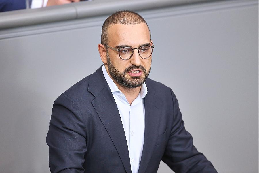 Grüne kritisieren Merz für Aussagen zu Bürgergeld und fordern mehr bezahlbaren Wohnraum