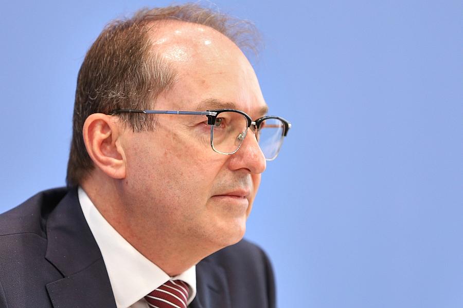 Dobrindt will Flüchtlingsunterbringung außerhalb Europas