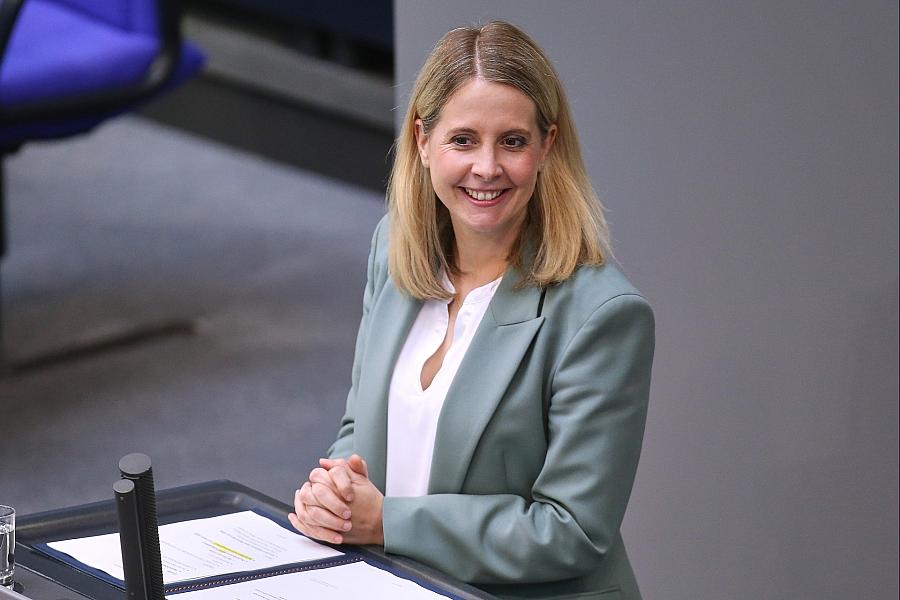 Bundesbauministerin Hubertz plant Umwandlung von Gewerbeflächen in Wohnraum und fordert Baukostensenkung