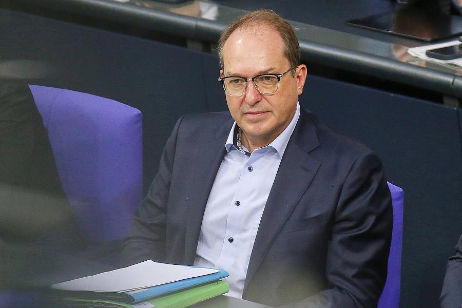 Dobrindt kritisiert digitale Einbürgerungsanträge und fordert strengere Prüfungen