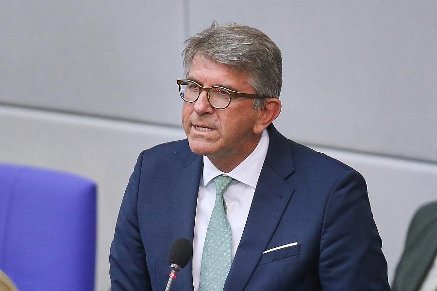 Kulturstaatsminister Weimer räumt missverständliche Äußerungen in Buch ein und betont liberale Haltung