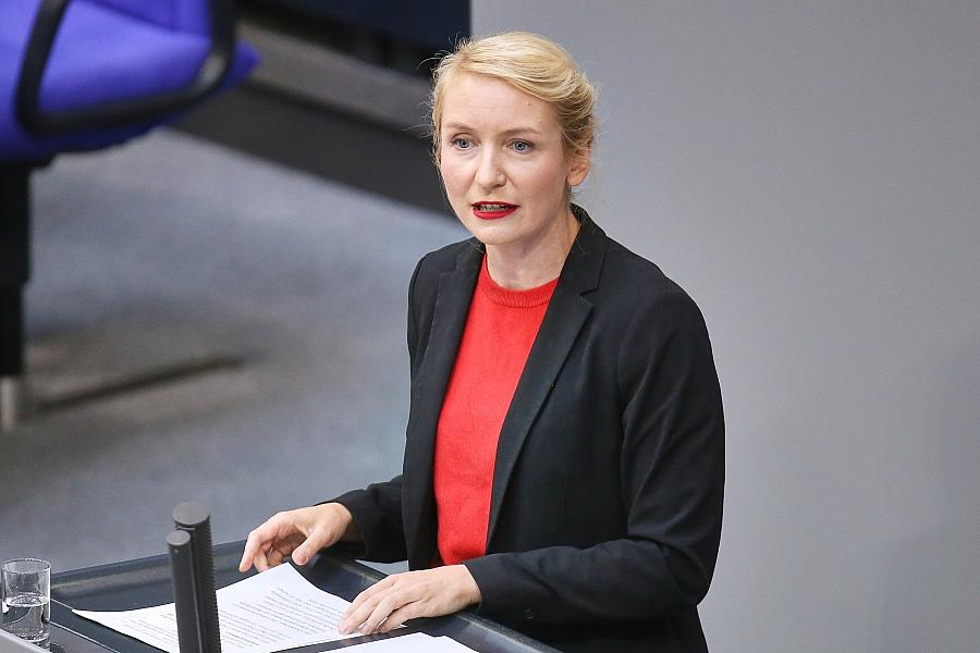 Linken-Chefin Ines Schwerdtner fordert mehr Transparenz bei Haushaltsentscheidungen und kritisiert Geheimniskrämerei