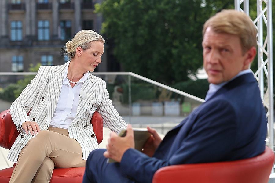 AfD-Chefin Alice Weidel im „Sommerinterview“ – lautstarke Proteste