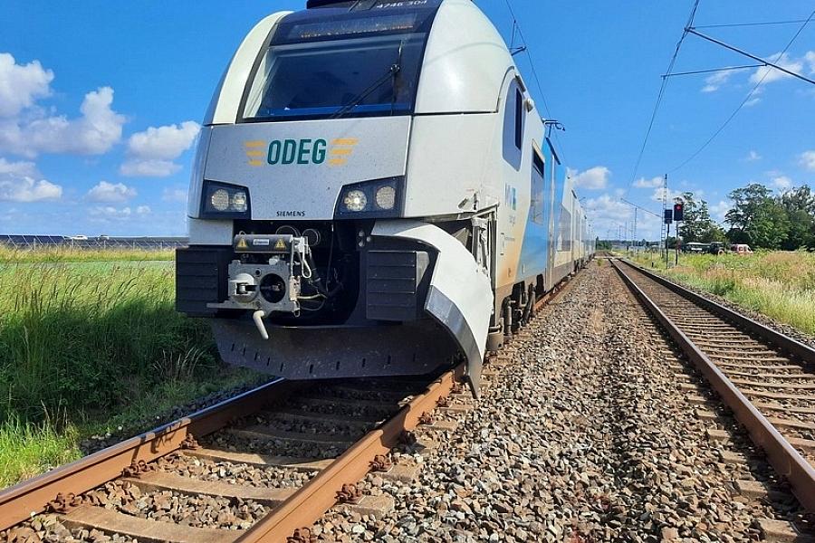 Landmaschine umfährt Schranken und kollidiert mit Regionalbahn