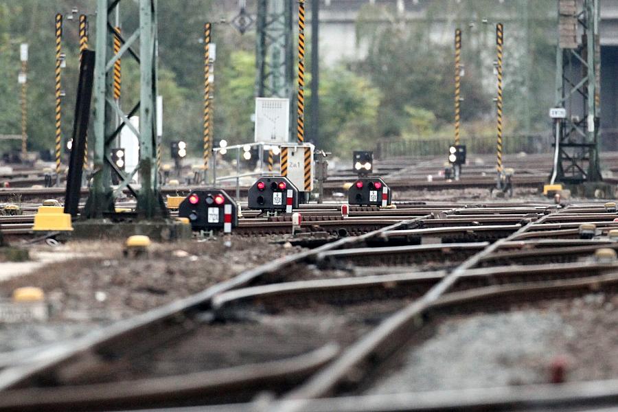 Bahnchef Richard Lutz warnt vor Angebotskürzungen ohne Trassenpreisreform