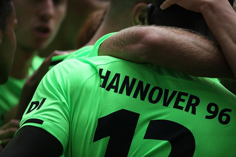 Hannover 96 gewinnt 2:1 gegen Kiel und bleibt mit vier Siegen Tabellenführer der 2. Bundesliga
