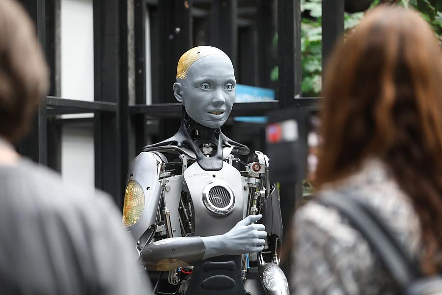 DRK-Präsidentin: Roboter können menschliche Pflege nicht ersetzen