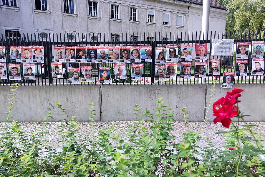 Hamas-Propaganda und Geisel-Haft: Überlebender spricht über absichtliches Verhungern und gestohlene Hilfsgüter