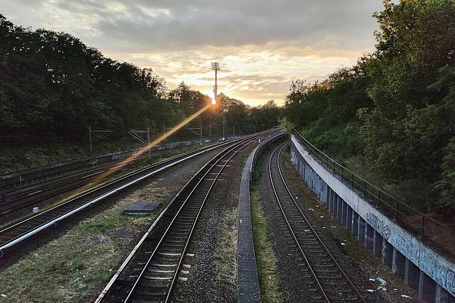Mann wirft Steine auf S-Bahn und DB-Mitarbeiter in Rostock
