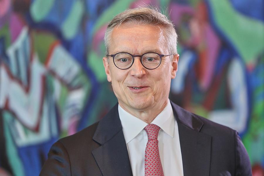 Digitalminister Wildberger plant Bürokratieabbau: Ziel von 16 Milliarden Euro Einsparungen