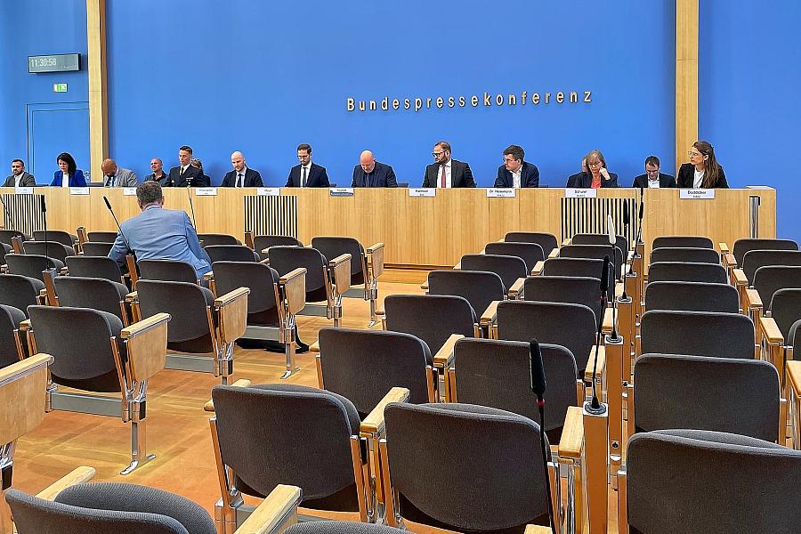 Bundesregierung: Vertrauensaufbau in Bevölkerung erfordert Geduld