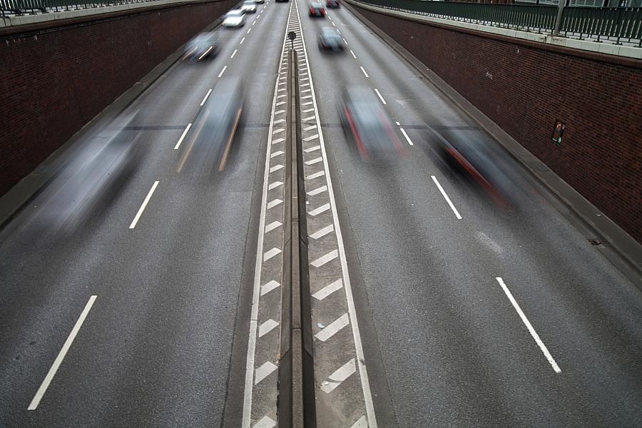 Pkw-Dichte in Deutschland 2025: Neuer Höchststand mit 590 Autos pro 1000 Einwohner – Elektromobilität wächst langsam