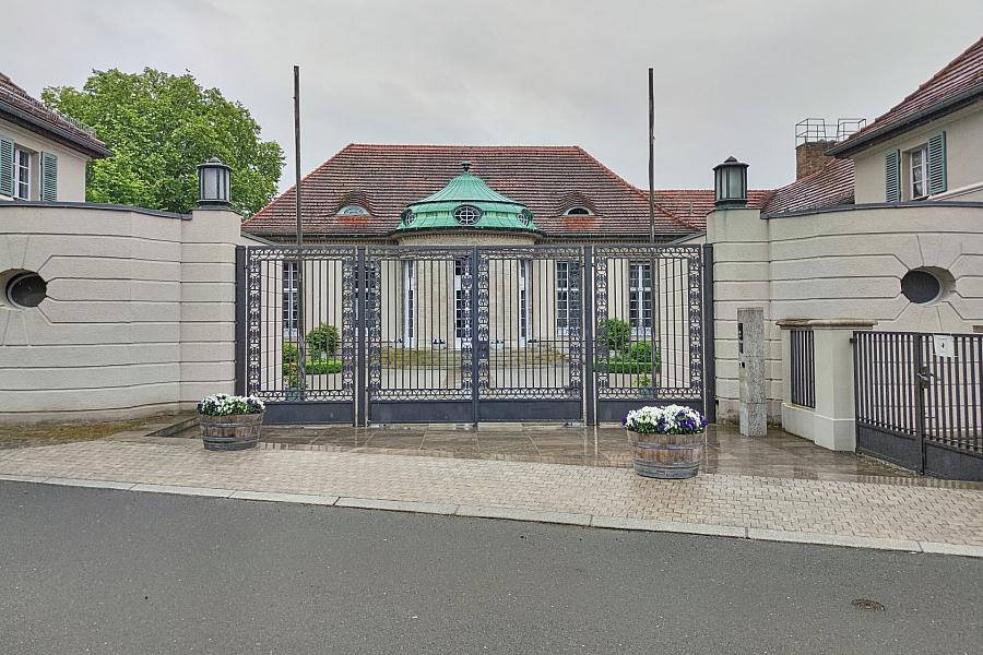 Polizeieinsatz an Villa Adlon in Potsdam – Erik Ahrens im Fokus von Ermittlungen