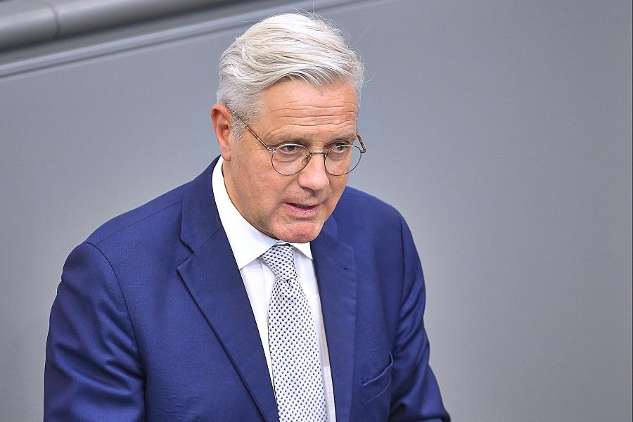 Röttgen fordert Abwehrdrohnen nach russischem Luftraumverstoß – CDU-Politiker drängt auf schnelle Aufrüstung der Bundeswehr