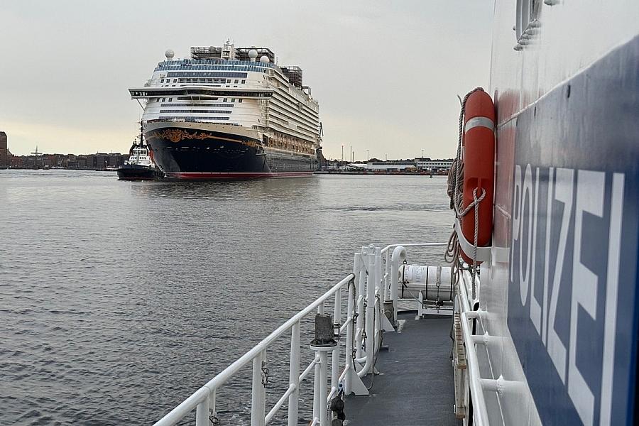 Erfolgreiches Ausfahrmanöver des Kreuzfahrtschiffes Disney Adventure in Wismar