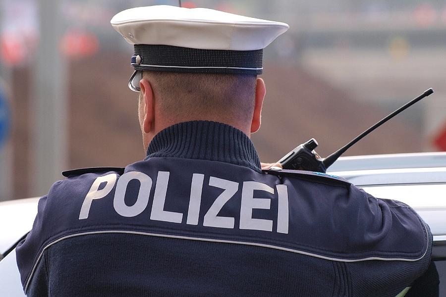 Unbekannte greift 15-Jährige an Bushaltestelle in Schwerin an