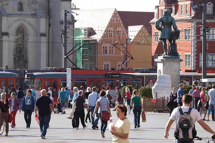 Caritas-Chefin Welskop-Deffaa kritisiert „Stadtbild“-Debatte und fordert soziale Begegnungsräume
