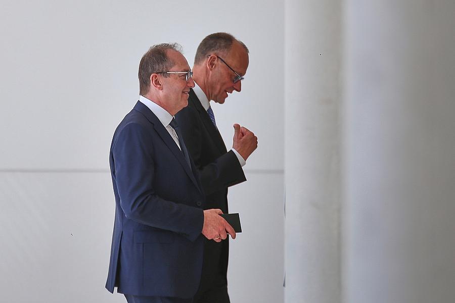 Dobrindt unterstützt Merz in Stadtbild-Debatte