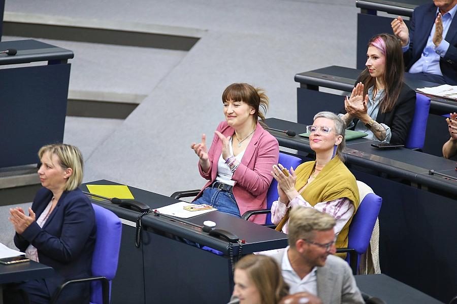 Studie zu Applausverhalten im Bundestag – AfD und Linke applaudieren eigenen Rednern am häufigsten