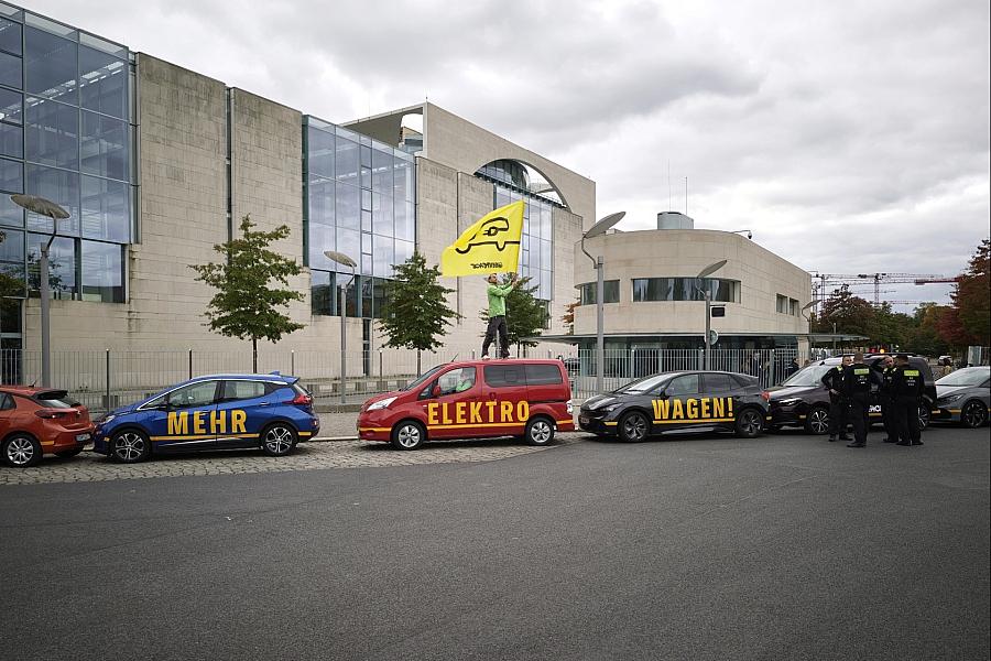 Greenpeace protestiert mit E-Autos für zügigen Umstieg und fordert Planungssicherheit von der Bundesregierung