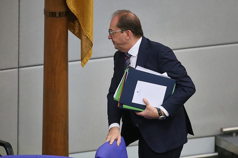 Dobrindt plant Cyber-Abwehrschläge gegen ausländische Server zur Gefahrenabwehr