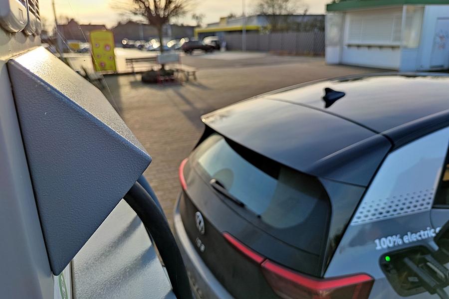 Bidirektionales Laden: E-Auto-Akkus als Stromspeicher für öffentliches Netz